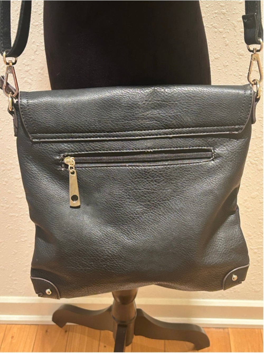 Women's Michael Kors Black Crossbody Bag One Size Gold Hardware 11 x 11 x .5 - Picture 4 of 7